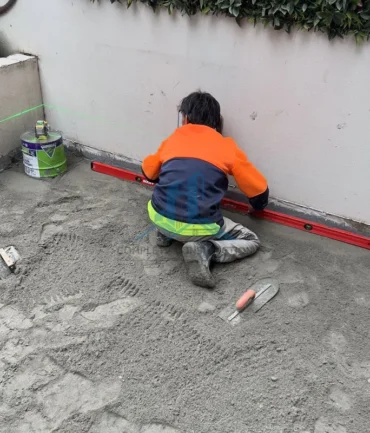 Checking balcony screed falls with straightedge