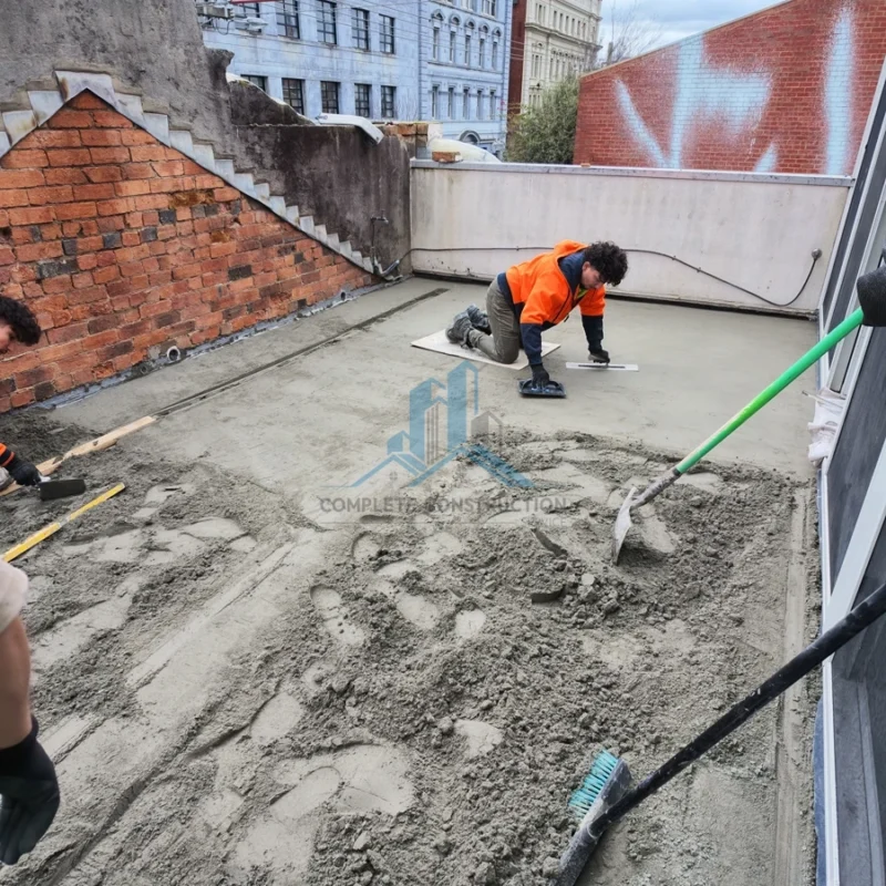 Balcony screed installation to create drainage falls