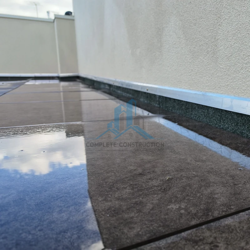 Torch-on membrane finish on terrace corner